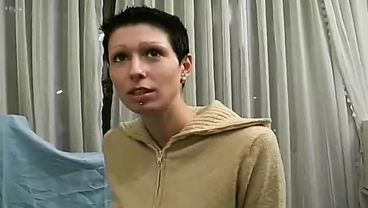 Bir ince ve dik Alman sürtük gösteren kapalı ona şaşırtıcı mastürbasyon