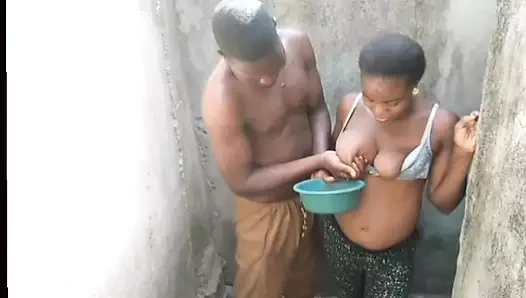 Büyük memeli Afrikalı kadın