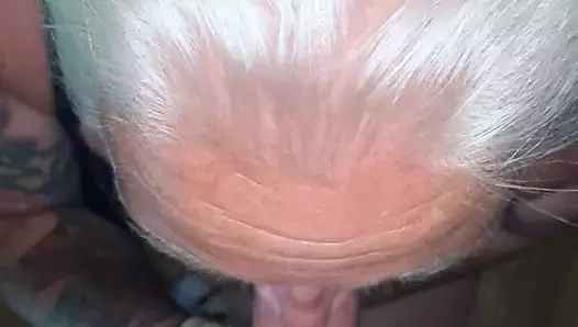 Benim fahişem beni güzel ve ıslak hale getiriyor