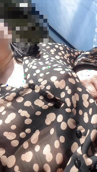 Büyük memeli ve transparan ceketli ateşli orta yaşlı seksi kadın halka açık bir yerde yürüyor