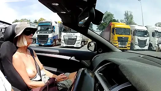 Titty Tuesday gözleri bağlı kamyon durağı eğlencesi