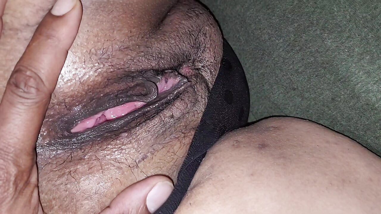Latin orta yaşlı seksi kadın domalıyor ve ayakla mastürbasyon yapıyor