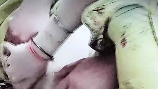 Hintli genç üvey kız kardeş yarakla oynuyor
