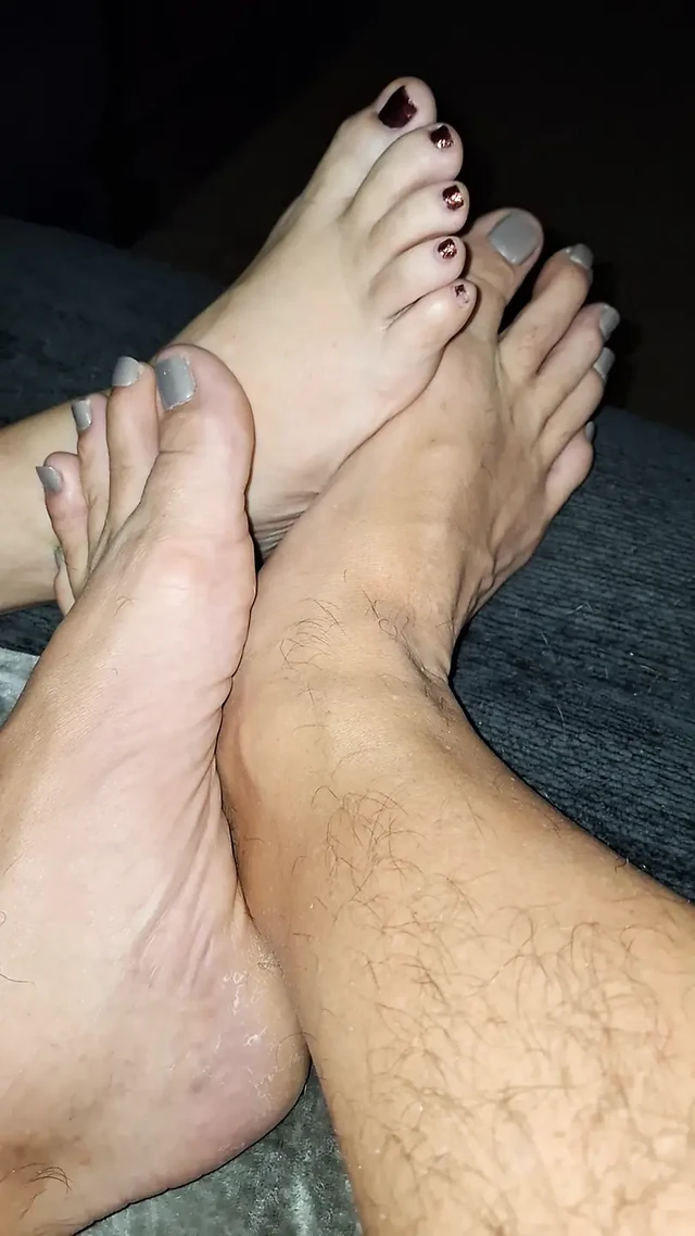 Показываю наши подошвы, пока мы сидим на полу