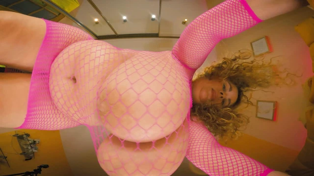 Orta yaşlı seksi kadın büyük göğüslerini yüzüne zıplıyor