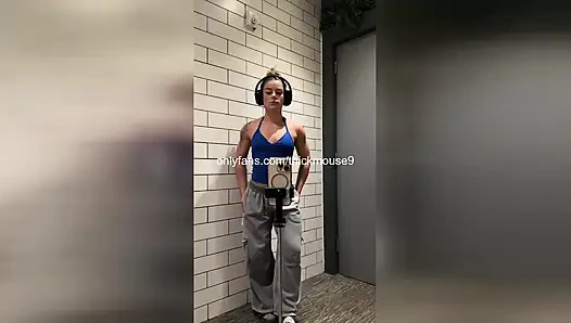 Soyunma odasında grup seks sızıntısı: 18 yaşındaki kız tükürüyor ve döl boşaltma olarak kullanılıyor
