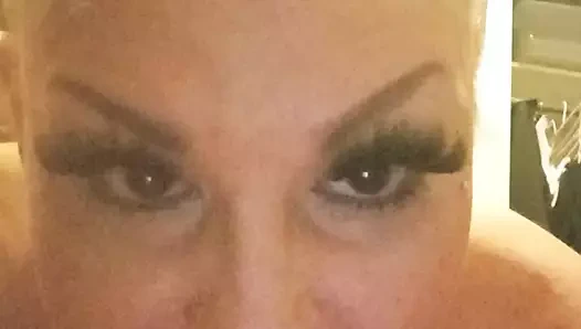 Ateşli sarışın kamerada fışkırtıyor