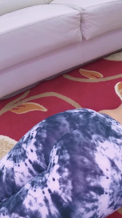 Yoga Dersinde, Bana Sıcak Pozisyonlarda Sıkı Poposunu Verdi
