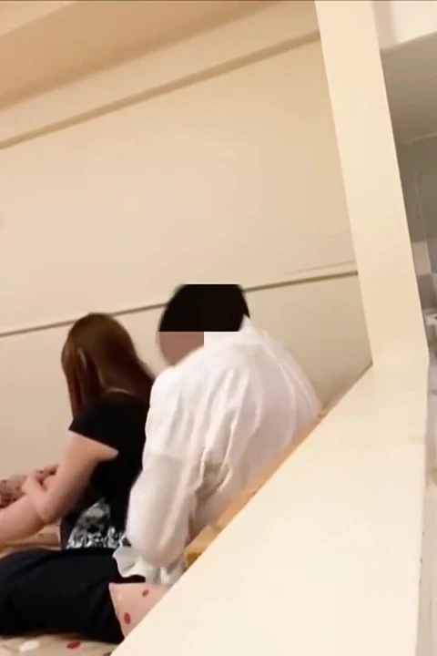 Hüsrana uğramış sıska evli kadın kendi evinde gizli bir ilişki yaşıyor