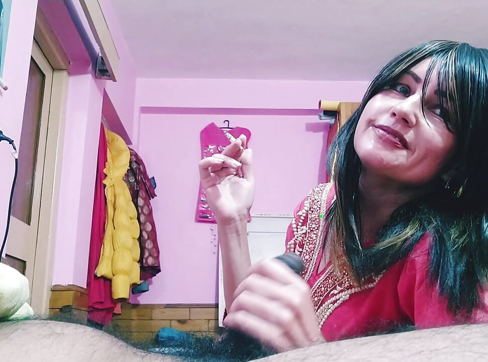 Sevgili orta yaşlı seksi kadın yarağa dokunuyor ve sigara içerken oynuyor