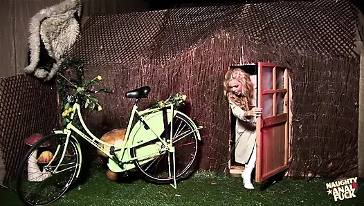 İki süper sürtük kız ve ikiden fazla adam çifte penetrasyon ve seks oyuncaklarının tadını çıkarıyor