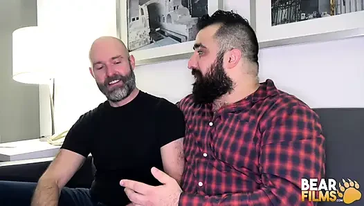 Bearfilms çıplak korucu mavi heeler sıkı göt deliğiyle sikişiyor