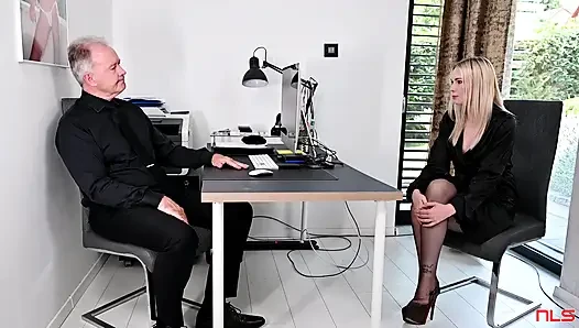 Mimi hırsızlık yapıyor ve patronu tarafından yakalanıyor