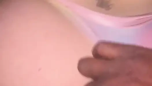 Doldurulmuş kekler ıslak amcığıyla oynuyor