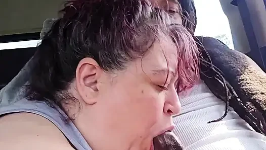 Nine bütün gün yarak emiyor ve açık