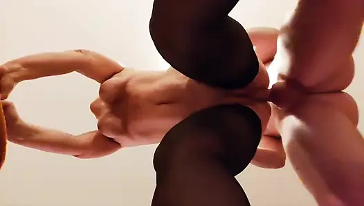 Genç adam çoraplı ve topuklu olgun bir kadınla sikişiyor