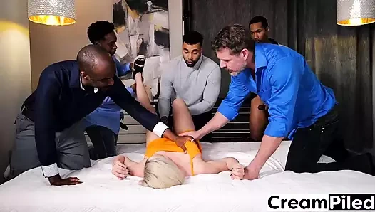 Orta yaşlı seksi kadın kyla keys grup seks seansında çift siyah yarağa hoş geldiniz diyor