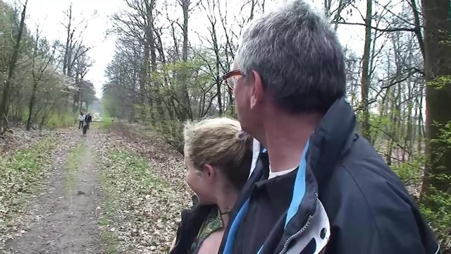 Vahşi Alman genç kız aynı anda iki dolu yarakla sikiliyor