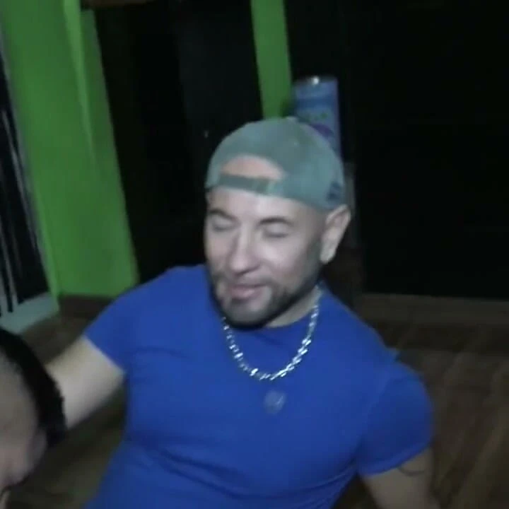 İki büyük penis emiyor ve emmeye teslim oluyor