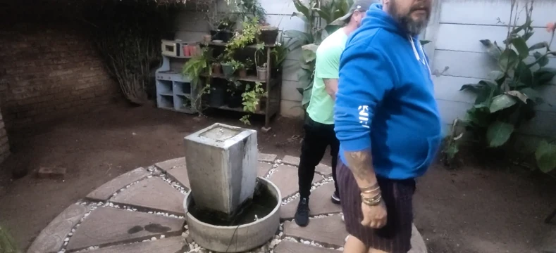 Karısını önünde sikiyor