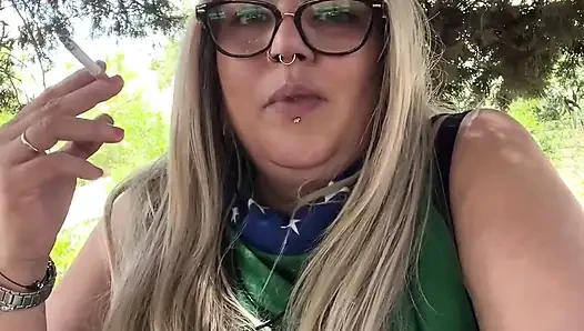 Brezilyalı iri güzel kadın orta yaşlı seksi kadın tanrıça doğada sigara içme ayini