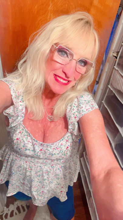 Hey guys just a friendly little sexy hello to ya so ya know you're on my mind. Leave me a sweet comment so I can reply to ya😘