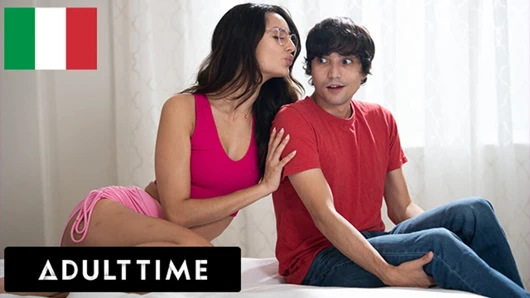 ADULT TIME - Eliza Ibarra yanlış gözlük takıyor ve erkek arkadaşı yerine üvey erkek kardeşini sikiyor! İTALYAN ALTYAZıLı