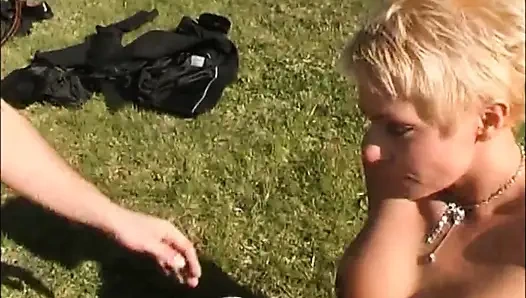 Sarışın orta yaşlı seksi kadın herkesin içinde ıslak bir yarak alıyor