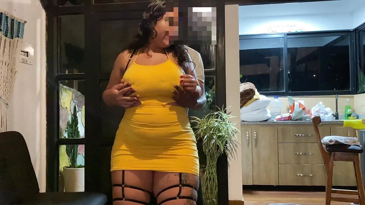 Üvey annem evde yalnızken üçlü seks yapmak istiyor