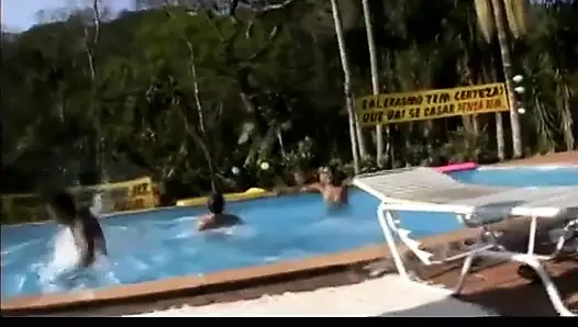Muhteşem latin havuz partisinde götünü siktiriyor
