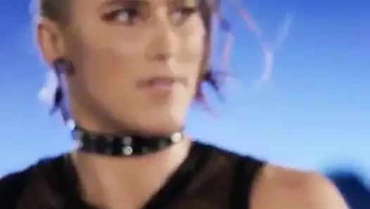 busty kaslı kız göğüsleri sıçrayan