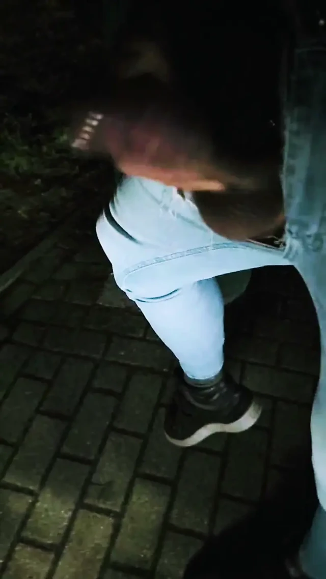 Slutboyben CAM4 Araba Önünde Seyircilere Boşalma Cruising