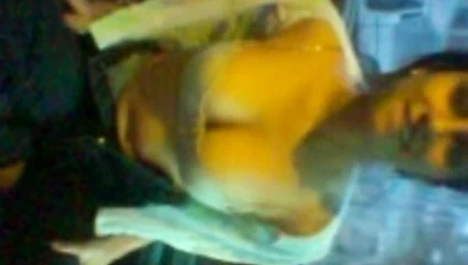 desi karısı gösteriliyor