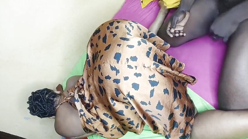 Büyük yağlı bir popo iyi sert siyah bir penis alır...