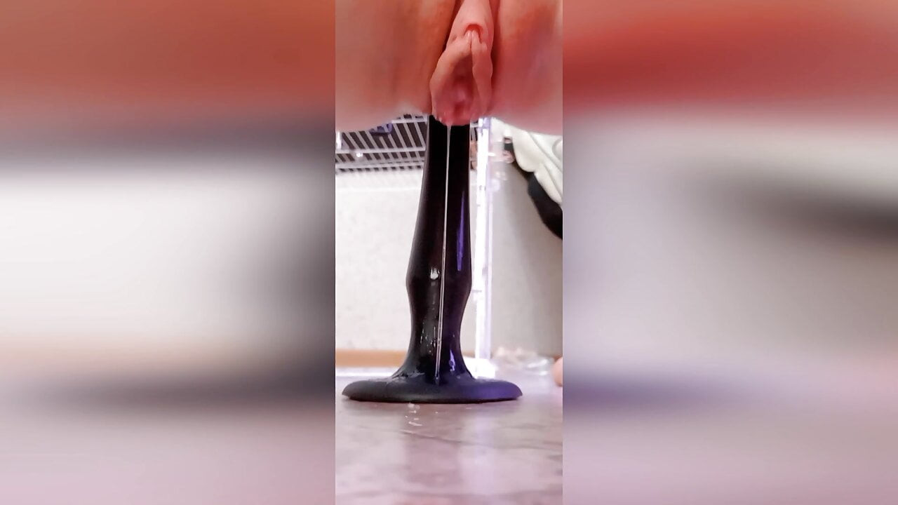 Damlayan kedi itibaren dev anal oyuncak