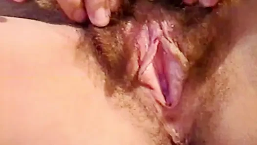 Bak yıllardır yüzümde ve sırtımda büyük dildo kullandığımdan amcığım ne kadar kıllı.