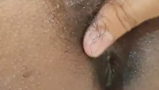 Bir parmak ve bir şişe götüne ve amına.