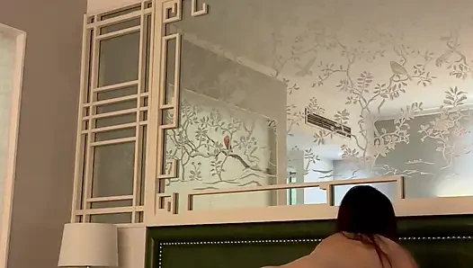 Lulu Wild - iş lulu'yu otel penceresinde herkesin vücudunu görmesi için sikiyor