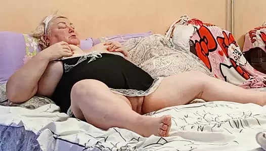 Büyük memeli kayınvalide amını parmaklıyor bölüm 3