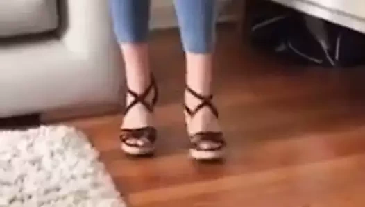 Philine yüksek topuklu yürüyüşüyle