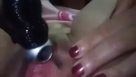 Casalinga italiana puttana si spacca la figa con la spazzola