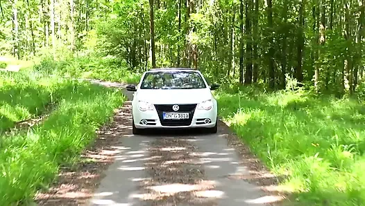 Üvey kız kardeş odaya giriyor ve sikişmek istiyor