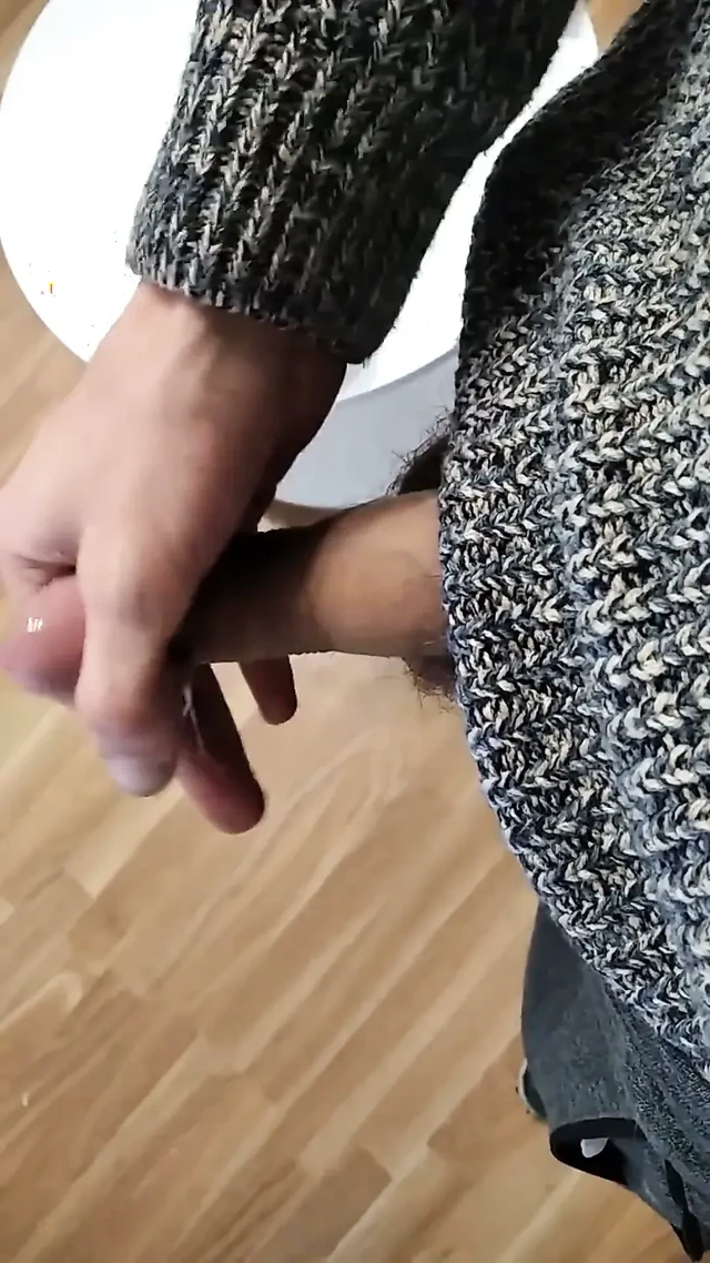 Adam bir bardak sütünü bitirdi, şişman yarağını çıkardı ve ayrıca sütünü çıkardı