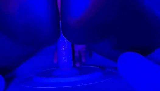 Zenci tanrıça sızdırıyor: neon tanga ve dildo fışkırtıyor
