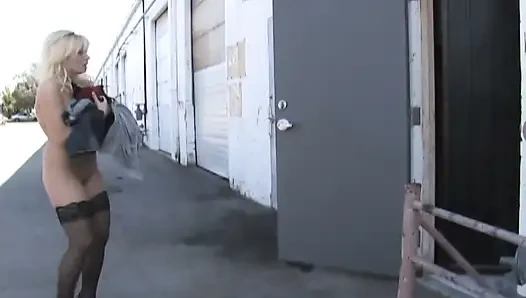 Büyük memeli sarışın orta yaşlı seksi kadın amcık ağzında büyük yarakla sikişiyor
