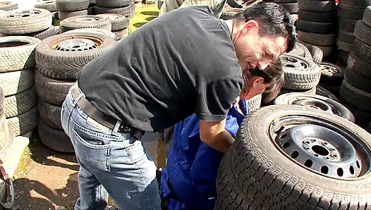 Yaşlı Alman çift iki adam ve tombul bir kızla sikişiyor ve üçlü seks yapıyor