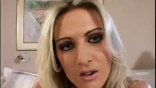 Güzel sarışın çift sikiliyor ve sonra tonlarca sperm yutuyor