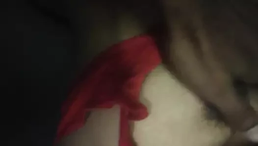 Karımın göğüslerini gösteriyor