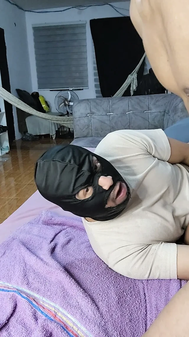 Lezzetli dölünü alana kadar gırtlağına kadar alıyor