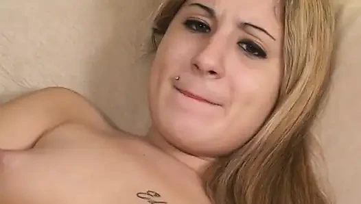 Sarışın küçük memeli genç kız klitorisini ovuyor